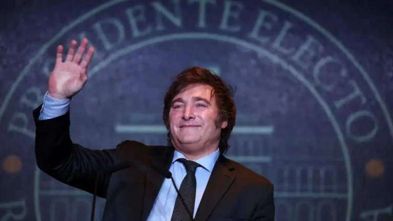Javier Milei Acenando Para os Eleitores - Turismo na Argentina