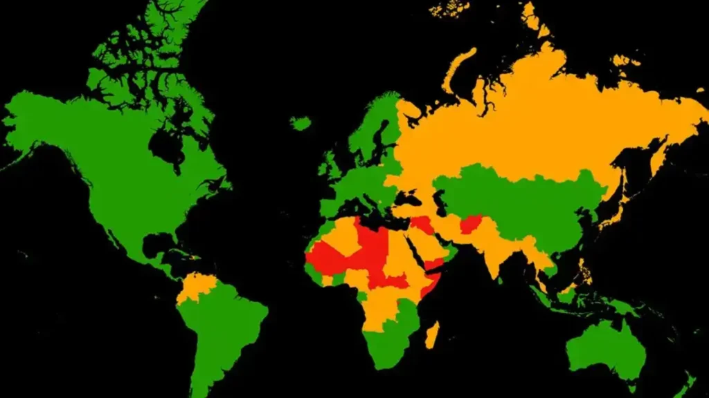 Mapa-múndi mostrando países codificados por cores: verde para baixo risco, amarelo para risco médio, laranja para alto risco