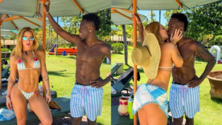 Virginia e Vini Jr. em duas poses diferentes, ambos de roupa de banho listrada azul e branca, sob um guarda-sol em Trancoso