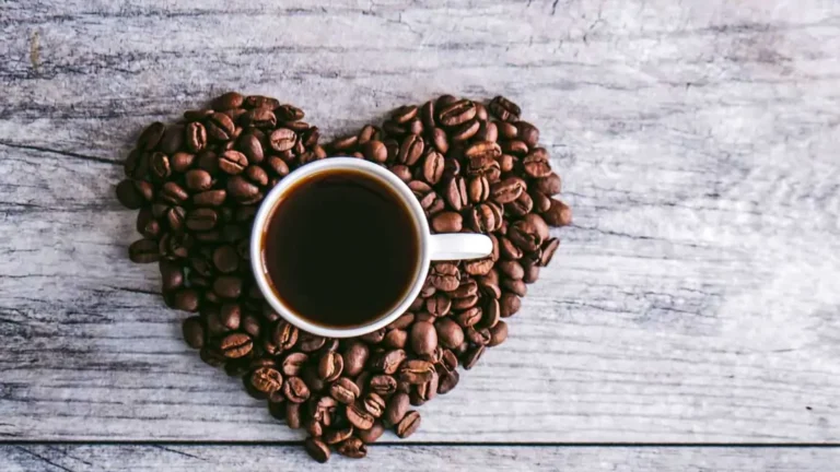 Ilustração mostrando microplástico no café descartável, com partículas plásticas sendo liberadas do copo para a bebida quente