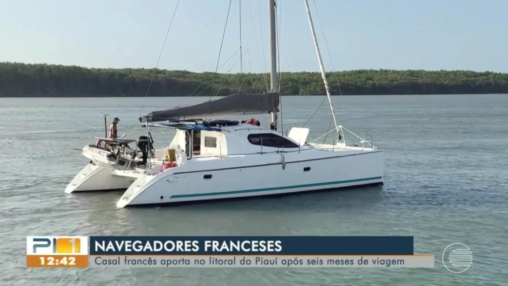 Veleiro francês encalhado no litoral piauiense sendo resgatado por embarcação de apoio nas águas do Piauí