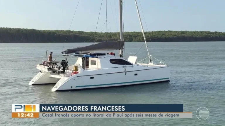 Veleiro francês encalhado no litoral piauiense sendo resgatado por embarcação de apoio nas águas do Piauí