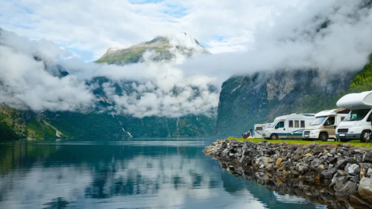 Rota de motorhome na Argentina atravessando paisagem montanhosa da Patagônia com estrada sinuosa e céu azul