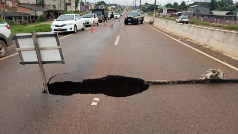 BR-364 Acre operação tapa-buracos em andamento com máquinas e trabalhadores recuperando pavimento da rodovia federal