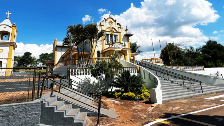 Cachoeira cristalina cercada por vegetação verde, um dos melhores passeios perto de São Carlos para contato com a natureza