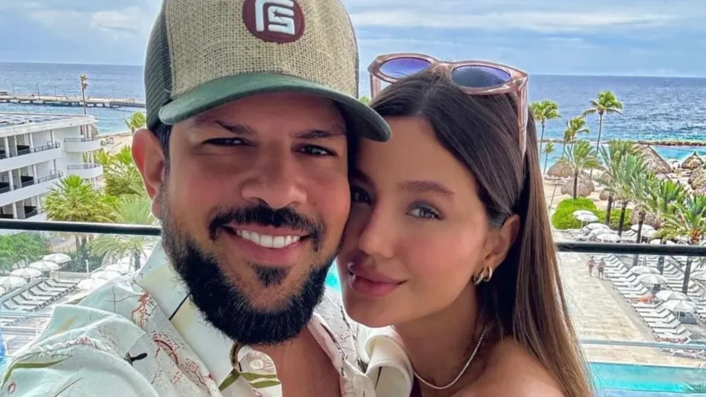 Casal relaxando junto durante viagem romântica, aproveitando a decisão de viajar sem os filhos pequenos