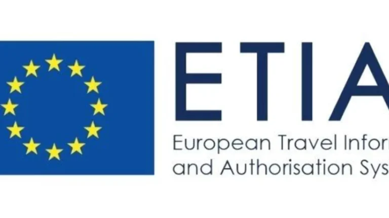 ETIAS dupla cidadania - passaportes brasileiro e europeu representando viajantes com dupla nacionalidade