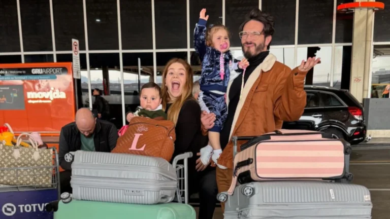 Viih Tube e Eliezer com os filhos, Lua e Ravi, rodeados por várias malas no aeroporto antes da viagem para Orlando.