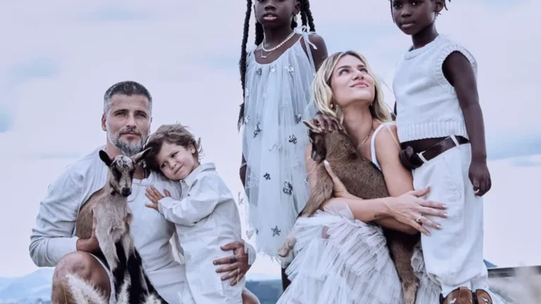 Giovanna Ewbank com a família e cabritinhos em Caraíva, clima de férias na Bahia