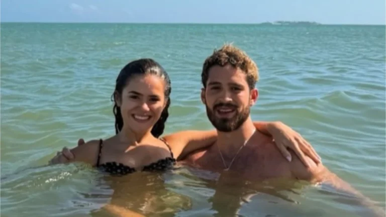 Réveillon de barco no Rio de Janeiro com vista dos fogos de artifício iluminando a orla de Copacabana à meia-noite