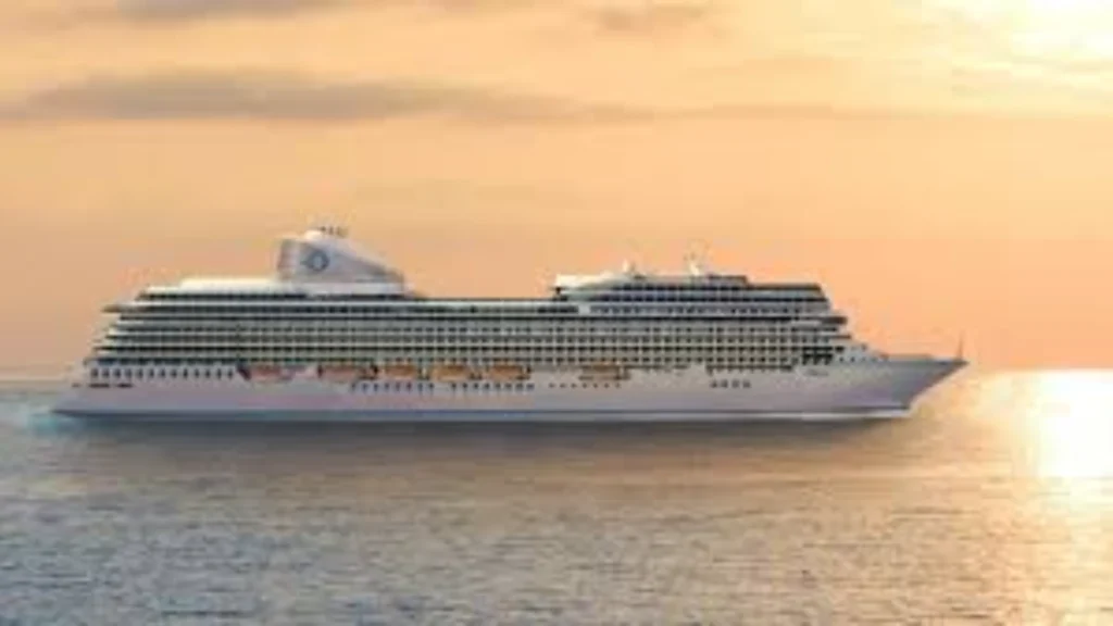 Navio Oceania Sonata Mediterrâneo 2026 navegando em águas cristalinas com destinos europeus ao fundo