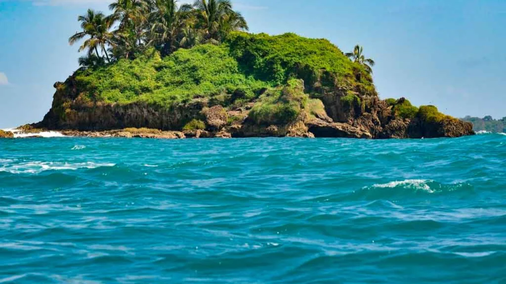 Skyline moderno da Cidade do Panamá com arranha-céus à beira-mar, destino ideal para quem busca passagens para Cidade do Panamá