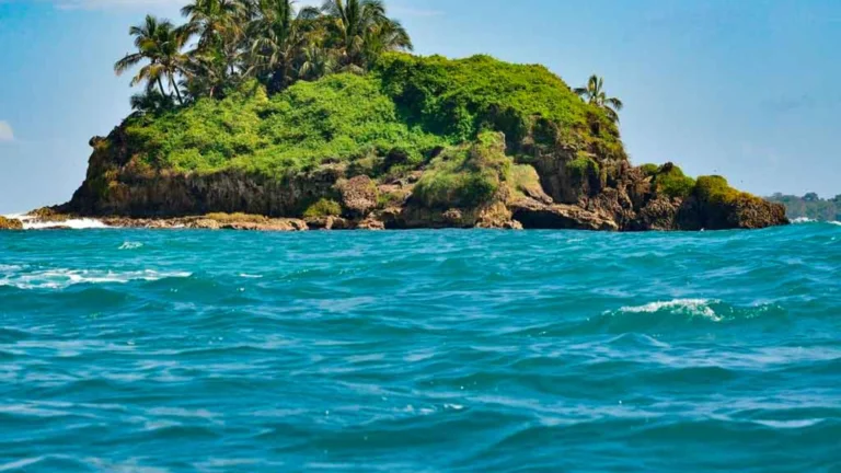 Skyline moderno da Cidade do Panamá com arranha-céus à beira-mar, destino ideal para quem busca passagens para Cidade do Panamá