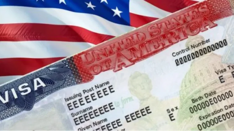 Passaporte e bandeira americana representando a suspensão de vistos americanos para brasileiros e imigrantes