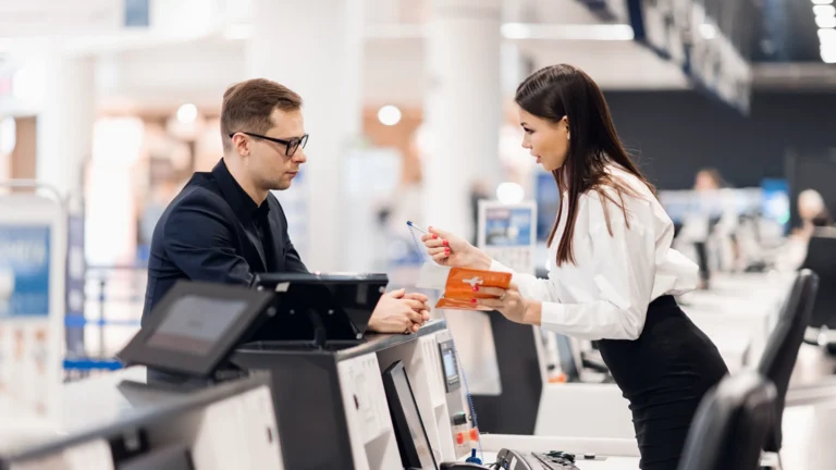 Documento sobre taxa de serviço agência de viagem cancelamento mostrando políticas de reembolso e direitos do consumidor