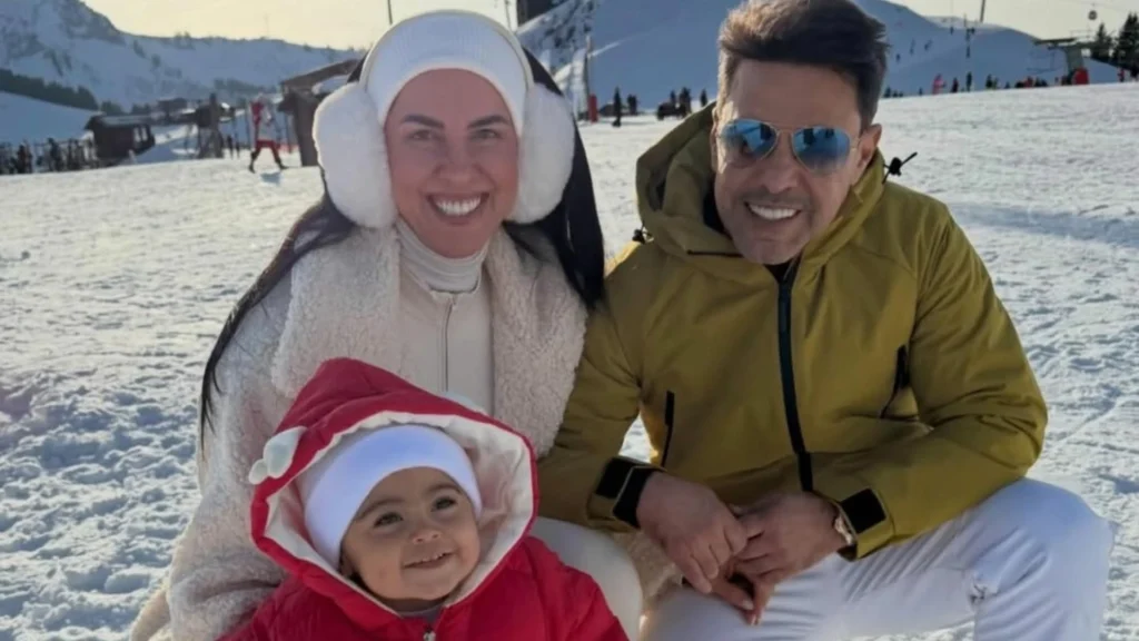 Viagem com bebê celebridades mostra família famosa no aeroporto com carrinho e malas, prontos para embarcar