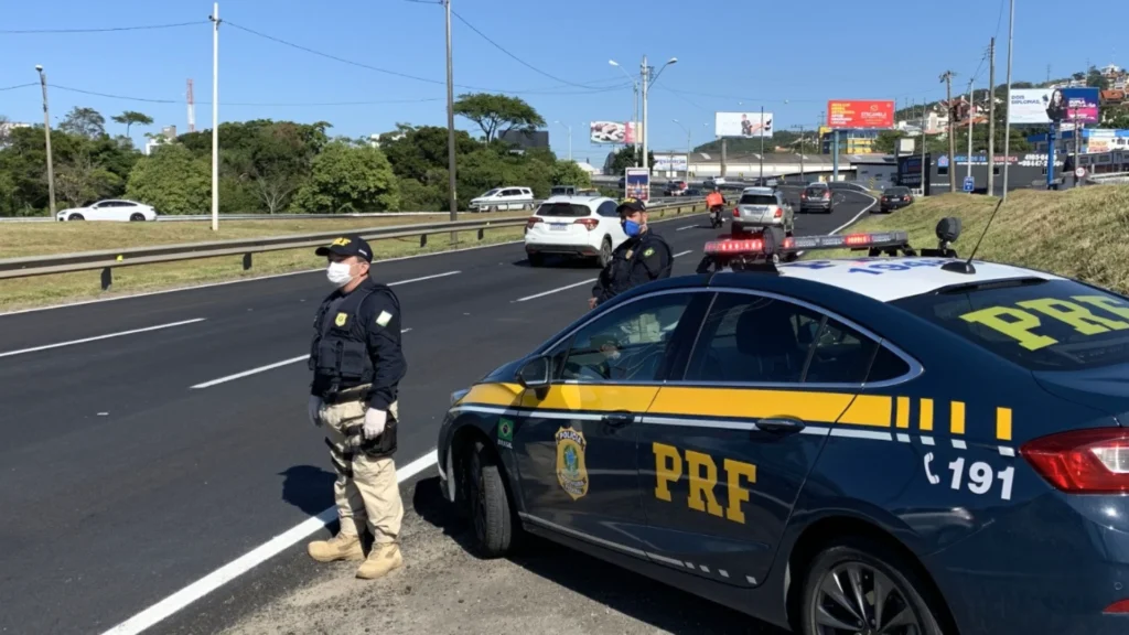 Segurança em viagem de ônibus BR-101 com passageiros usando cintos e motorista atento na rodovia